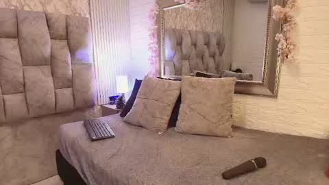 nickollsaenz online show from August 5, 3:59 am