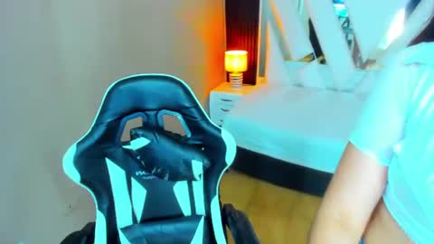 nicky_rosee1 online show from August 13, 6:33 pm