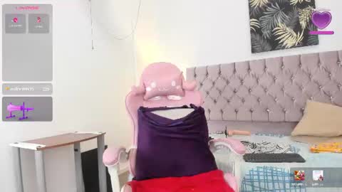 NICOLE STEVENS online show from July 29, 5:42 pm