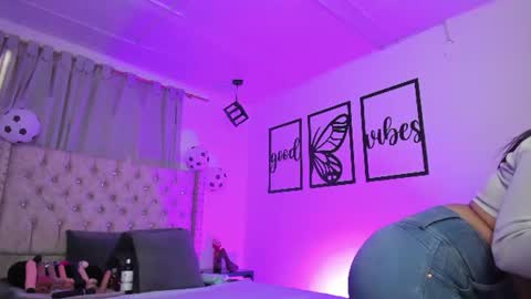nicolee millerr online show from August 13, 12:30 pm