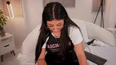 Nicol FloresGMT-5 0800-1400  online show from August 13, 2:03 am