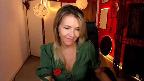 nicolehits online show from August 10, 8:49 am