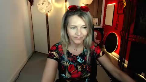 nicolehits online show from August 11, 8:00 pm