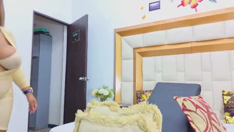 nicolejhonsonn online show from September 5, 7:30 pm