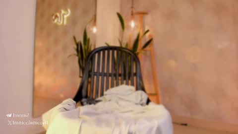 Nicol give it a thumbs up please its important  online show from August 1, 4:35 pm