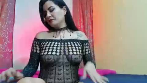 nicolle gomes online show from May 4, 10:55 pm