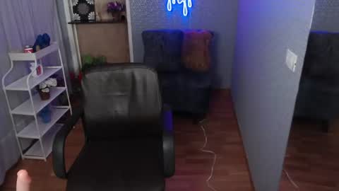 Nicolle  online show from August 12, 5:59 pm