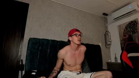 nicolo_damiano online show from August 18, 1:00 am