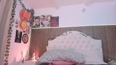 nicolstonee online show from July 28, 1:11 am