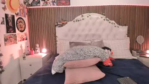 nicolstonee online show from August 12, 3:53 am
