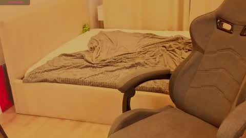 nikki_dolll online show from August 13, 4:59 am