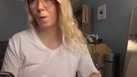 nikkib653466 online show from July 6, 6:00 pm
