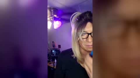 nikkibanksts online show from August 15, 4:27 am