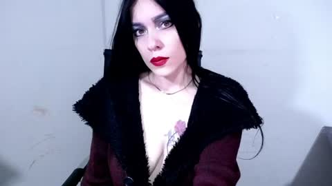 nikolleslut online show from August 14, 5:00 am