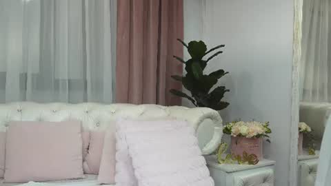 NinaCrystal online show from August 13, 4:32 pm