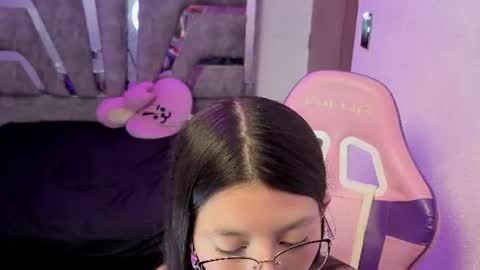 Mia online show from August 6, 3:33 pm