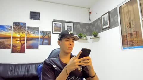 noah_flynn1 online show from May 4, 11:44 am