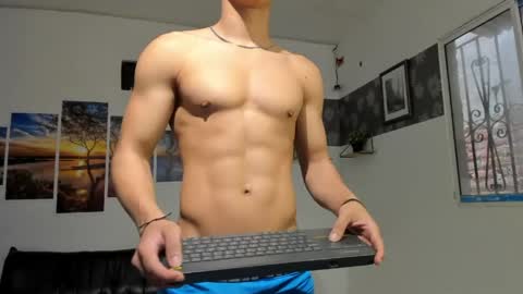 noah_flynn1 online show from May 4, 12:50 pm