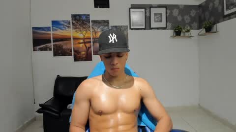 noah_flynn1 online show from May 4, 4:08 pm
