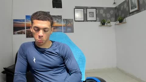noah_flynn1 online show from May 5, 11:23 am
