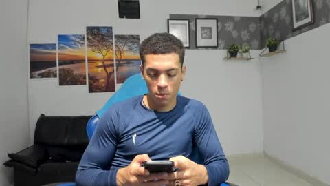 noah_flynn1 online show from May 5, 12:29 pm