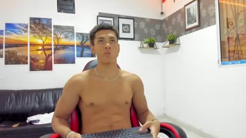 noah_flynn1 online show from June 12, 11:39 am