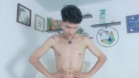 noah_tyler_ online show from July 6, 10:24 pm
