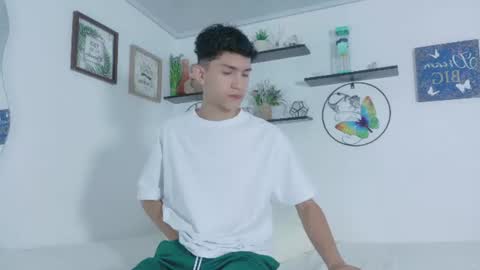 noah_tyler_ online show from July 8, 7:51 pm