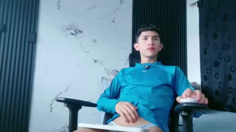 noah_tyler_ online show from August 2, 8:05 pm