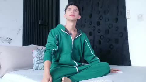 noah_tyler_ online show from August 12, 1:02 pm