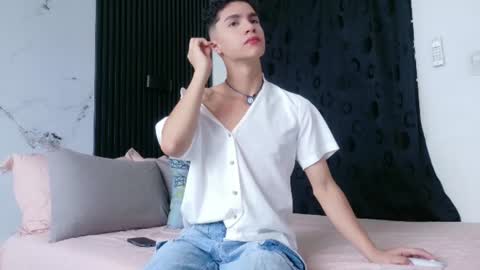 noah_tyler_ online show from August 15, 4:11 pm