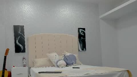 NoahThomson online show from June 22, 1:23 pm
