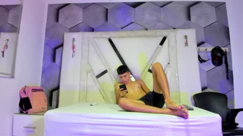 noelleellis online show from August 20, 1:39 pm