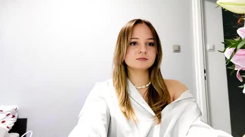 noemigrignon online show from August 12, 12:18 pm