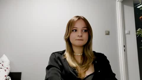noemigrignon online show from August 13, 10:51 am