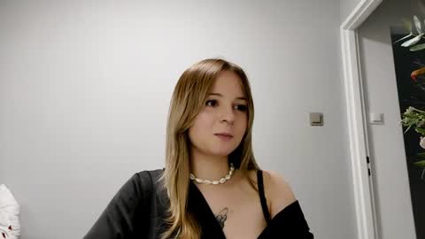 noemigrignon online show from August 13, 11:57 am