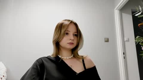 noemigrignon online show from August 13, 2:09 pm