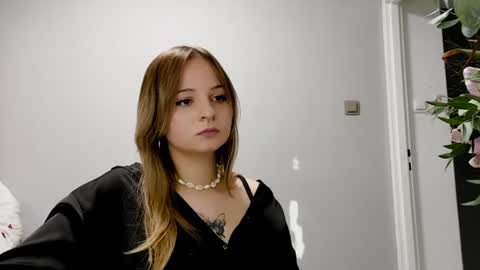 noemigrignon online show from August 13, 4:21 pm