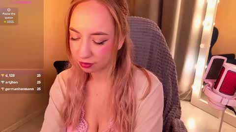 Isabelle online show from August 2, 10:38 pm
