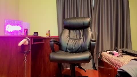 QueenManifest online show from July 12, 2:56 pm