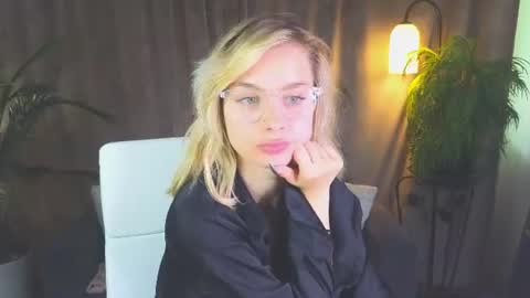 Nora online show from August 4, 1:08 pm