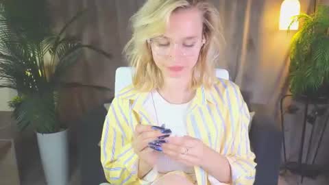 Nora online show from August 5, 1:09 pm