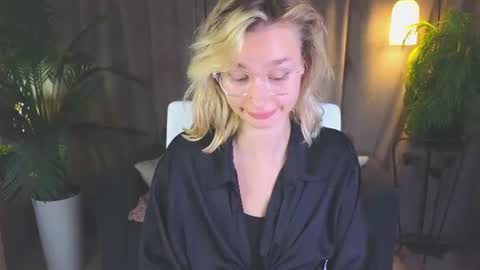 Nora online show from August 6, 1:10 pm