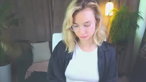 Nora online show from August 9, 1:12 pm