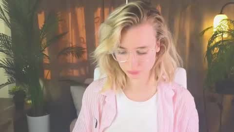 Nora online show from August 15, 3:38 pm