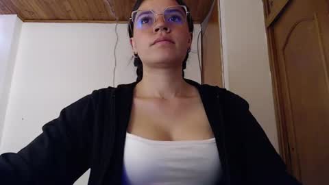 noreen_ online show from August 3, 9:33 pm