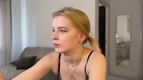 nura_foxx online show from July 12, 3:02 am