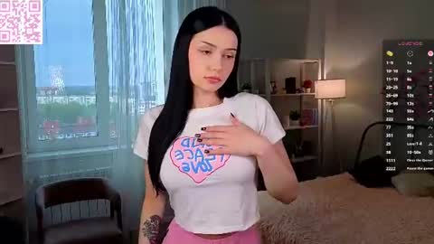 Lynna online show from July 31, 2:01 pm
