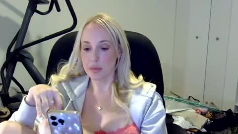 officialhelenxo online show from August 12, 2:58 am