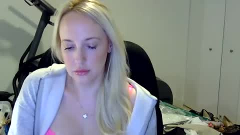 officialhelenxo online show from August 14, 4:38 am